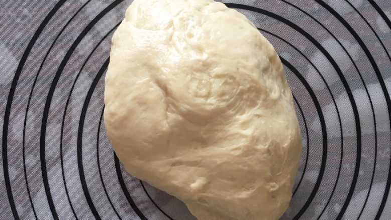 奶香肉松火腿小面包,发酵至两倍大时，取出放硅胶垫上