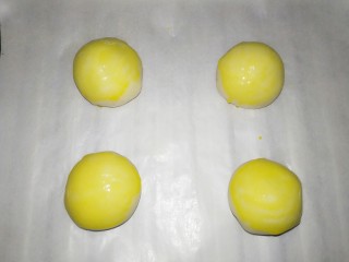 美味蛋黄酥,分离一个蛋黄打散
在每个面团上方刷上蛋黄液