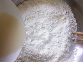 吃掉一朵花+花样馒头,先来和白色面团：将面粉和白糖倒入无水干净的盆中，加入酵母水（酵母粉加入温水中搅匀融化），用筷子搅拌成絮状。
