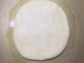 白芝麻佛卡夏,烤盘上抹上一层橄榄油，放上面包胚。