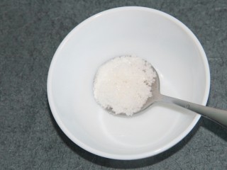 培根金针菇卷,调汁，先放一勺糖