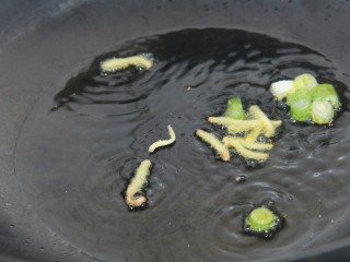 香菇鸡肉面,锅里热油，爆香姜丝和葱花