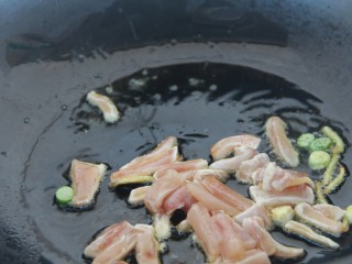 香菇鸡肉面,下鸡丝，炒至变色