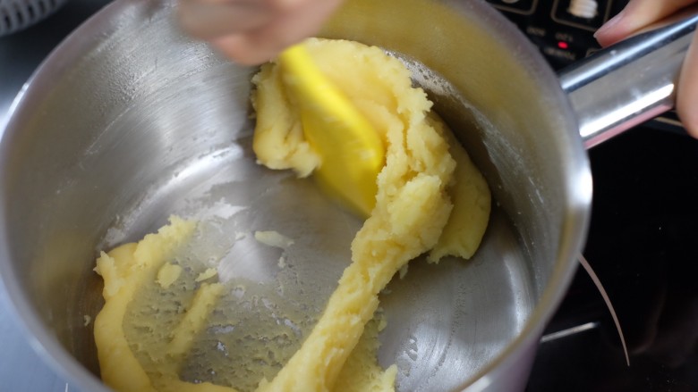 舒芙蕾瑞士卷,再用小火加热使奶油与面粉更充分的融合