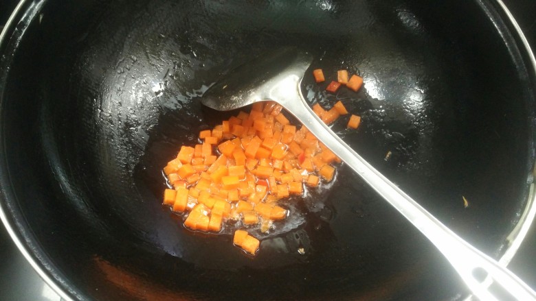 五彩鸡丁,锅里留底油下胡萝卜丁翻炒一分钟