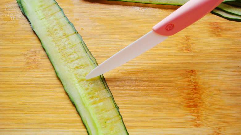 黄瓜花朵拼盘,两片放在一起，用刀划出均匀的长条，顶端不要切断。
