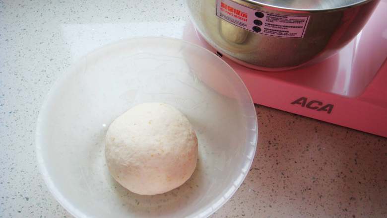全麦烤馅饼,面团和好盖上保鲜膜放置一旁，发酵一小时（半发即可）。