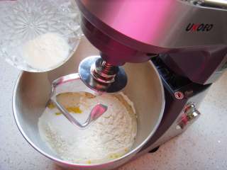 豆沙麻花棒,面粉里倒入白糖、盐、橄榄油（没有橄榄油也可以用玉米油代替）少量水加至温热（分量内）倒入酵母粉搅拌融化，倒入面粉中。