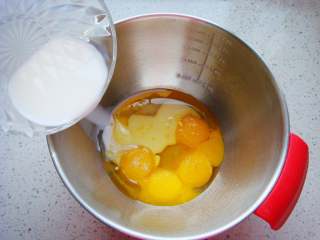 红枣紫薯戚风蛋糕,65克的白砂糖分出10克加入蛋黄里，加入盐，倒入玉米油和牛奶。