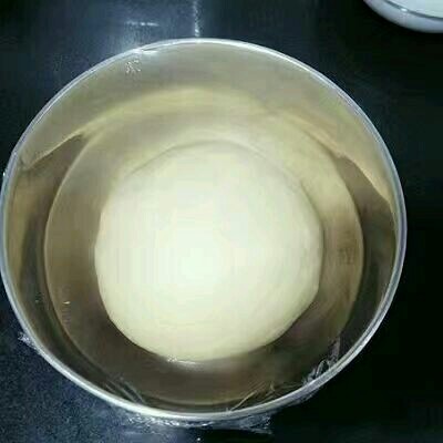 玫瑰面包,从面包桶中取出，置于碗中盖保鲜膜冷藏发酵一夜到两倍大小，也可室温发酵到两倍大