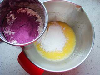 红枣紫薯戚风蛋糕,紫薯粉倒入低粉里，一起筛入蛋黄糊中。