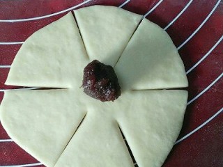 玫瑰面包,取一个面剂擀成圆皮，如图所示划六刀，中间不可划断，在中间部位放上馅料