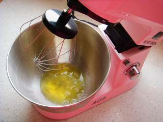 红枣紫薯戚风蛋糕,蛋白里滴入柠檬汁，安放在厨师机上。