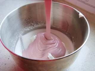 红枣紫薯戚风蛋糕,翻拌均匀后倒入剩下的蛋白中，蛋糊非常的丝滑。
