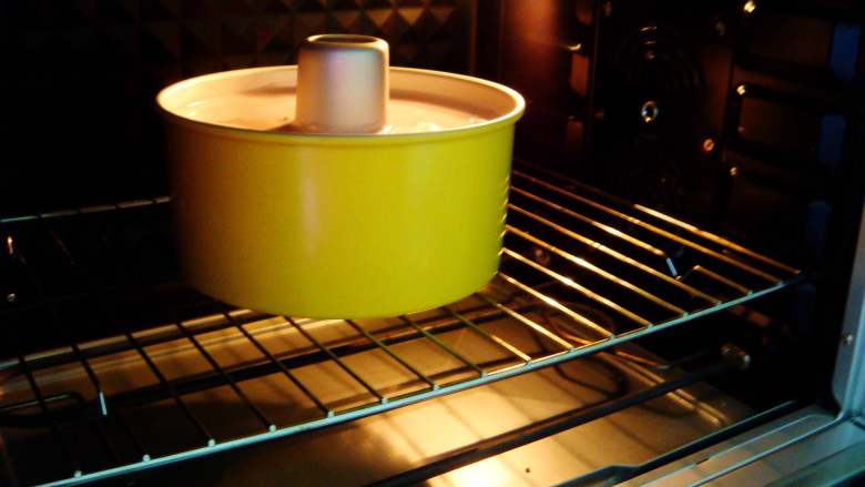 红枣紫薯戚风蛋糕,烤箱提前预热好：放入中下层，上145度，下140度，烤60分钟。