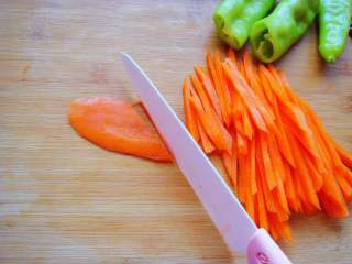 青椒炒肉丁,胡萝卜用大号奈瓷刀切片后再切丝。