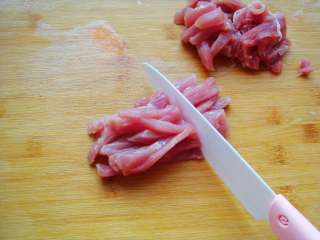 青椒炒肉丁,切成小段。