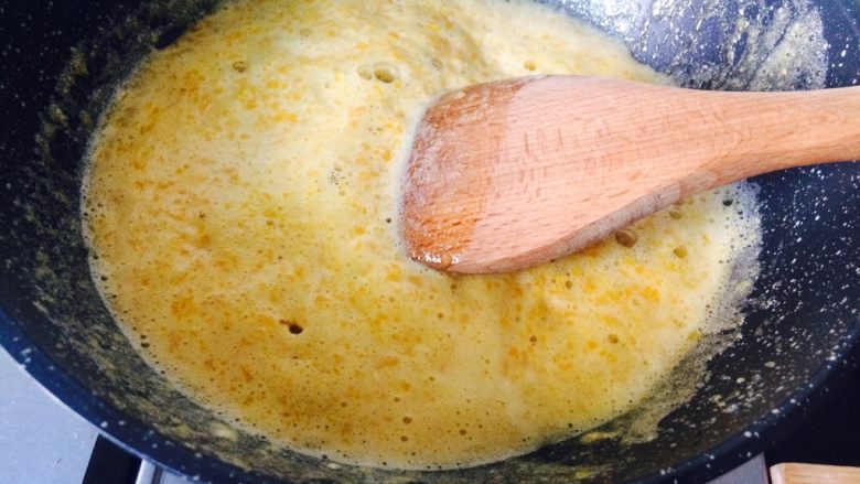 菜名该怎么取？—蛋黄双花吗？,炒到起泡泡，慢慢炒。