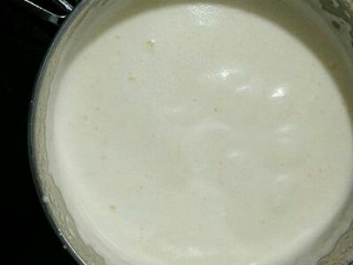 改良版提拉米苏,将煮至沸腾的糖水慢慢倒入蛋黄中，边倒边打发，继续打发到糖水倒完蛋黄糊冷却到和手心差不多的温度，放一边晾凉