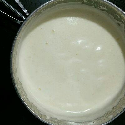 改良版提拉米苏,将煮至沸腾的糖水慢慢倒入蛋黄中，边倒边打发，继续打发到糖水倒完蛋黄糊冷却到和手心差不多的温度，放一边晾凉