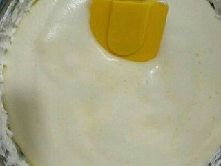 改良版提拉米苏,将蛋黄糊倒入马斯卡彭中拌匀，再加入吉利丁液拌匀