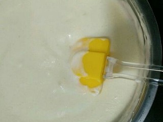 改良版提拉米苏,将打发的淡奶油倒入马斯卡彭糊中拌匀，到这一步为止，马斯卡彭芝士糊就做好了