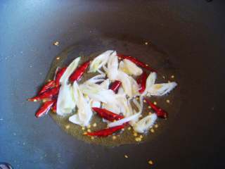 青椒炒肉丁,炒锅里放入适量的食用油，倒入葱辣椒煸香。