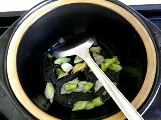 金针菇豆腐丝粉丝一锅端,砂锅放入适量油，放入葱姜翻炒
