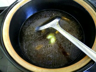 金针菇豆腐丝粉丝一锅端,加入适量清水，放入适量盐