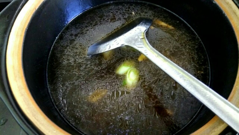 金针菇豆腐丝粉丝一锅端,加入适量清水，放入适量盐