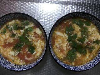 一天家西红柿🍅鸡蛋汤,将西红柿鸡蛋汤盛出，撒香菜（不喜勿放）香油。开动！
