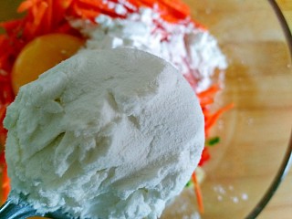 五香多彩蔬菜饼,加入30克玉米淀粉
再逐量加适量面粉