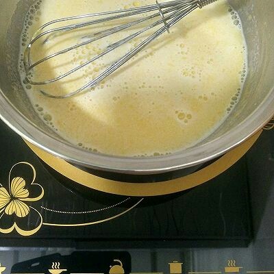 北海道戚风蛋糕,把沸腾的纯牛奶，分次加入蛋黄糊中慢慢拌匀
