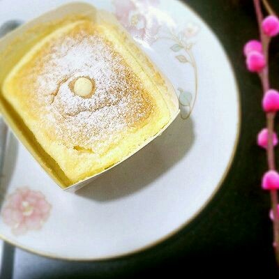 北海道戚风蛋糕,嗯用筷子在蛋糕上插一个小洞，把香草酱给入蛋糕内部，在表面过撒一层糖粉 。完成