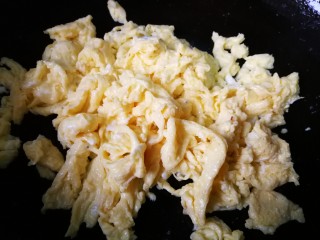 西红柿鸡蛋面（为爱下厨）,第七步：鸡蛋用大火，热油，炒熟，然后盛出备用。