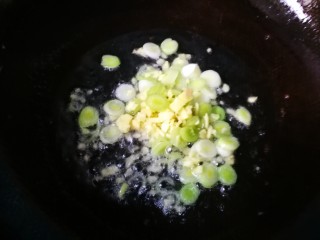 西红柿鸡蛋面（为爱下厨）,第八步：锅底在倒入少许油，爆香调味食材。