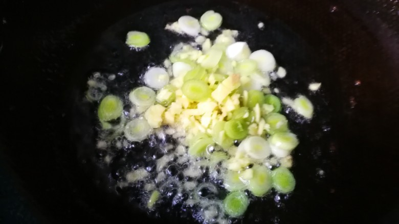 西红柿鸡蛋面（为爱下厨）,第八步：锅底在倒入少许油，爆香调味食材。
