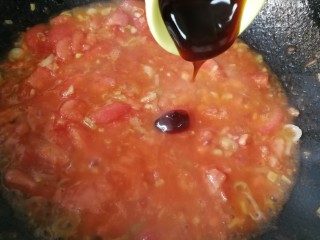 西红柿鸡蛋面（为爱下厨）,第九步，下入西红柿丁，翻炒到软烂出汁时，加入蚝油。