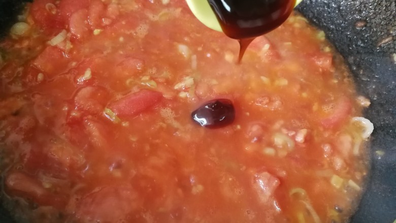 西红柿鸡蛋面（为爱下厨）,第九步，下入西红柿丁，翻炒到软烂出汁时，加入蚝油。