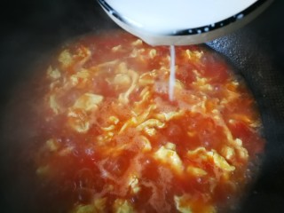 西红柿鸡蛋面（为爱下厨）,第十二步，倒入鸡蛋咕嘟一会，加入淀粉糊勾芡，大火煮的汤汁浓稠时，关火。