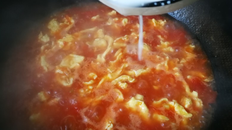 西红柿鸡蛋面（为爱下厨）,第十二步，倒入鸡蛋咕嘟一会，加入淀粉糊勾芡，大火煮的汤汁浓稠时，关火。