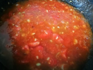西红柿鸡蛋面（为爱下厨）,第十步：锅里加入适量的水，几个人的饭，就加几个人的量。