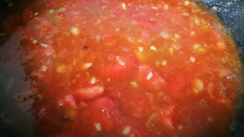 西红柿鸡蛋面（为爱下厨）,第十步：锅里加入适量的水，几个人的饭，就加几个人的量。