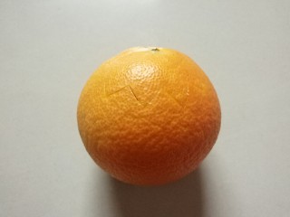 香橙蒸蛋,将橙子划成锯齿状