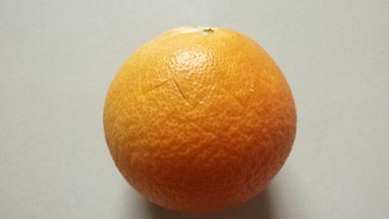 香橙蒸蛋,将橙子划成锯齿状