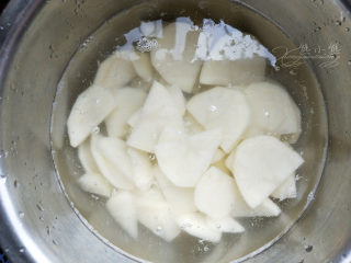 地三鲜--家常少油版,土豆切厚片然后过水。这个就不要滚刀块啦，不易熟，还夹不起来哈哈。