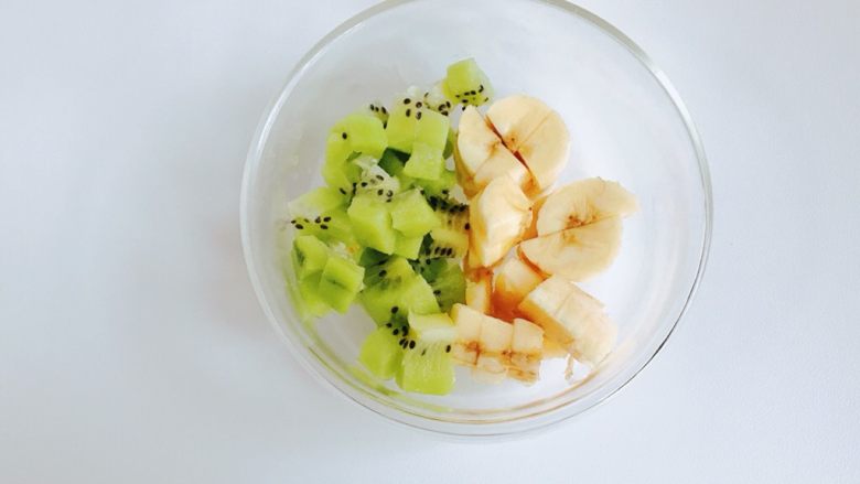 酸奶盆栽,把你喜欢的水果切成小粒，我用的是猕猴桃和香蕉以及百香果