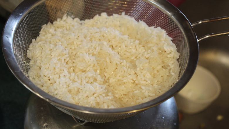 酒香麻油鸡油饭,糯米洗净泡水至少3小时，滤干备用。白米也洗净和糯米混合。