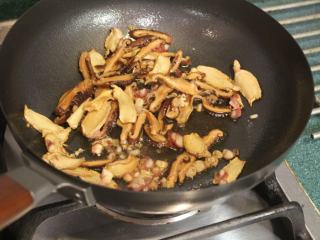 酒香麻油鸡油饭,同锅放入红葱头和香菇，稍稍爆香一下。
