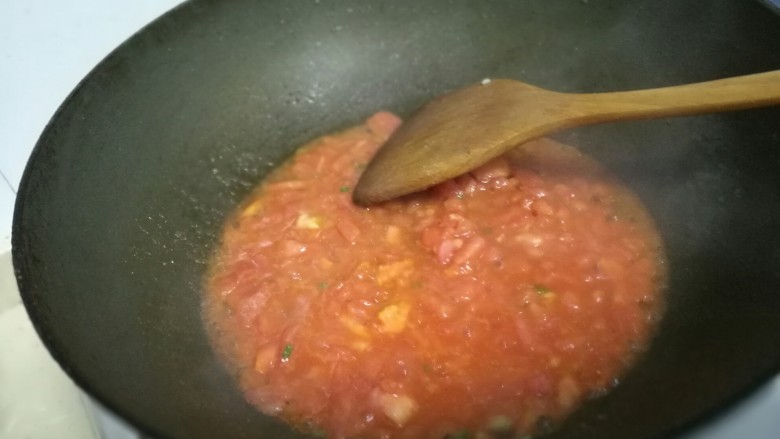 懒人料理番茄葱花炒饭,翻炒至出汁，加入米饭，加2g盐左右。

（这个汁水都是西红柿的，不用另外加水。另外，盐也不需要太多，纯主食清淡为好，且西红柿本身有味道。）